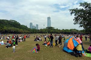 People preparing to fly their kites at the Lianhuashan Park.